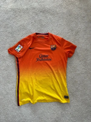 Barcelona matchtröja orange/gul - Säljer mitt rätt så sälsynta gamla Barcelona bortställ från 2012/13, då jag tyvär inte kan ha den längre:(