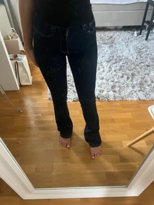 Mörkblå bootcut jeans från Zara - Snygga mörkblå bootcut jeans från Zara, storlek 34