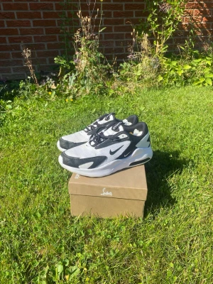 Nike Air Max Bolt - Snygga sneakers från Nike i svart och vitt med klassisk swoosh-logga på sidan. Storlek 42. Dom är använda men det syns inte så mycket förutom på undersidan. 