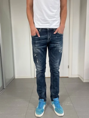 Dondup George Jeans  - Säljer nu dessa Dondup George Jeans med snygga slitningar i populär design, mått ca 39 o 105 cm. skriv för fler bilder/frågor🙌🏼