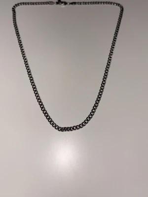 Cuban halsband - Detta är ett jätte fint cuban halsband som är i jätte bra skick för att vara använt den är 6mm