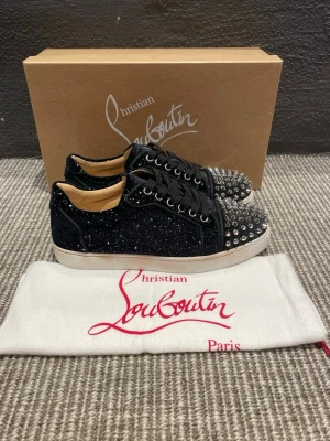 Christian Louboutin skor  - Hej, säljer nu dessa svin snygga Christian Louboutin skor. Skorna är i grymt skick!  Begränsat antal boxar och dustbag. Hör av dig vid frågor.