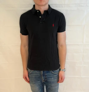 Polo Ralph Lauren Slim Fit Polo Black Men's - Svart slim fit-pikétröja i 100% bomull, begagnad i mycket gott skick.