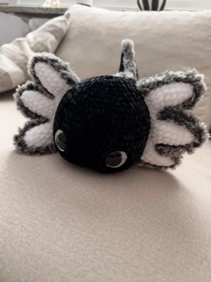 Virkad svart axelotl🖤 - Stor virkad axelotl, ca 35cm lång🖤6h arbete💛Skickas med en liten gratis Suprise med köp☀️