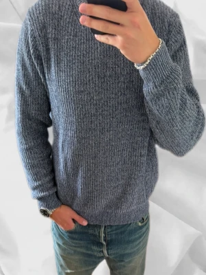 Uniqlo Blå Stickad Tröja - Snygg stickad tröja från uniqlo med extremt najs färg! Storlek M och sitter TTS! – enkel att matcha och skön att bära. Ett stilrent val, noggrant utvalt med omsorg av A.M.C!  📩 Frågor? Hör gärna av dig! 📲 Följ oss här på Plick för fler uppdateringar. ♻️ Tack för att du handlar mer hållbart med A.M.C Archive!