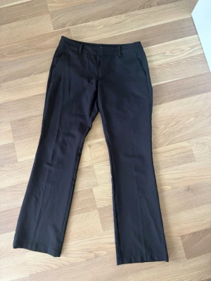 Kostymbyxor  - Supersnygga kostymbyxor ifrån Bikbok som tyvärr inte passar. Midjemått 80cm, innerbenslängd: 80cm