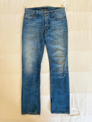 Vintage Nudie Jeans - Grim Tim - Tjoooo🫡nu säljer jag mina Grim Tim nudie jeans i storleken 32/32🫣passformen på dessa jeans är slim regular och dessa jeans wash är helt sjuk 🤧 tveka inte på att skriva ifall ni har några frågor🥰