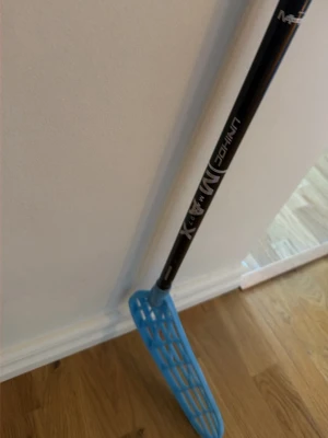 Unihoc innebandyklubba  - Säljer en Unihoc superskin max 27, 102 cm left, använd cirka en säsong 