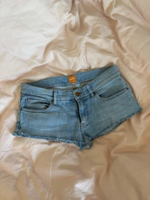 Ljusblå jeansshorts  - Ett par ljusblå jeansshorts i jätte fin färg! Storlek W25🩵