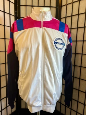 💖 adidas vintage track jacket – Y2K dream 💙✨ - ok this one is actually insane…    rosa/blå/vit = main character fit 😮‍🔥   perfekt oversized till jeans/leggings  • äkta vintage adidas   • trefoil patch   • zip fickor    📏 passar M–L   pit to pit 56 cm   längd 60–66 cm    🧼 mycket bra skick    📦 Skickas snabbt   🔥 Nytt inne varje vecka   💬 Bud & bundle välkomnas    