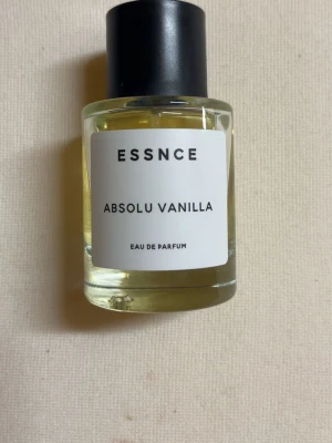 ESSNCE Absolu Vanilla parfym - ESSNCE Absolu Vanilla fotar jätte gott och håller hela dagen 