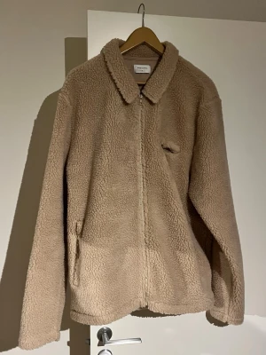 Beige teddyjacka med dragkedja - Mysig beige teddyjacka med klassisk krage och dragkedja framtill. Vid frågor skriv.