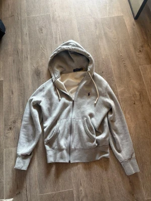 Grå hoodie från Polo Ralph Lauren - Nyskick knappt använd , inga fel på den