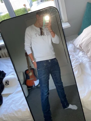 Gant tröja - En vit fräsch gant tröja som passar till ungefär allt, den sitter perfekt och är hel utan några defekter. Tröjan är hyfsat ny och användits lite under våren och samt sommaren. Säljer för att den börjar bli förliten. Pris kan diskuteras.
