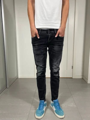 Dondup Jeans  - Säljer nu dessa Dondup Jeans med snygga slitningar o tvätt i populär design, mått ca 36 o 95 cm. skriv för fler bilder/frågor🙌🏼