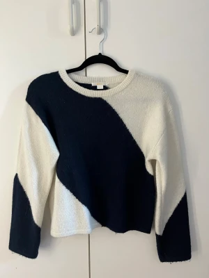 Randig stickad tröja Gina Tricot - Stickad tröja från Gina Tricot i mörkblå och vitt med breda ränder. Tröjan är nästan aldrig använd. 