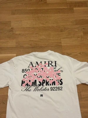 Amiri T-shirt  - Riktigt fin T-shirt passar perfekt för dig med stil. Pris diskutabelt 