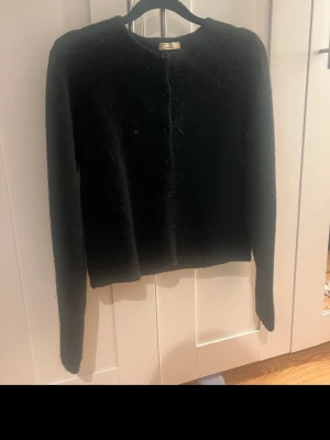 Svart kofta med knappar  - Svart kofta med knappar i materialet cashmere🩷