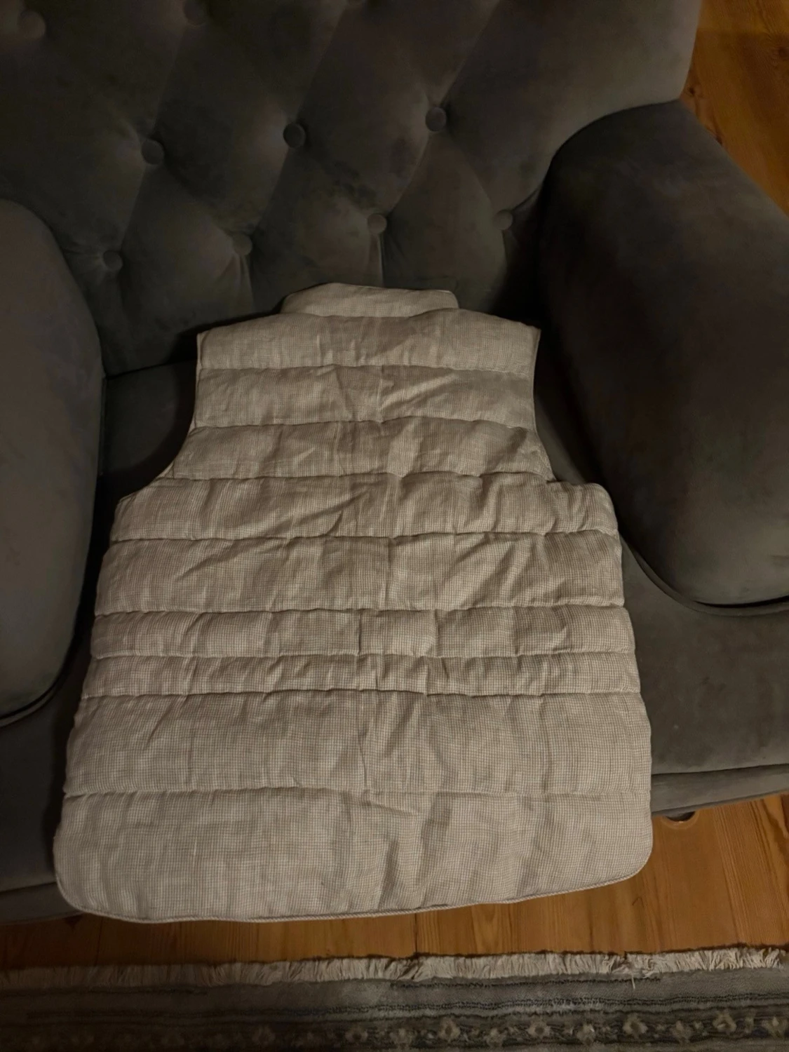 Beige ribbad dunväst med knappar - 1