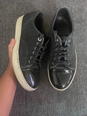 Lanvin -  Sälj dessa skor köpte jag på Plick. Har knappt  används av mig. Dem ser mer grå ut i verkligheten än på bilden.