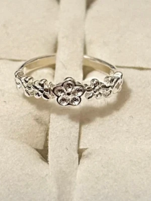 Söt 925 Silverpläterad ( stämplad) Rinner  - Fin silverring i 925  Silverpläterad med små blommor runt hela ringen. Blommorna har gnistrande stenar i mitten som ger en extra touch. Perfekt för dig som gillar detaljerade och söta accessoarer. Justerbar storlek för att passa de flesta. 89kr/st . Samma frakt , helt ny 