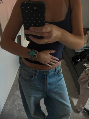 Coolt armband  - Unikt armband i silverfärgad metall med en stor turkos sten i mitten, utformat som en uggla. Armbandet har detaljerade mönster och svarta pärlliknande ögon. Super coolt armband som passar till både basic outfit men även de intensiva outfitsen!😊 