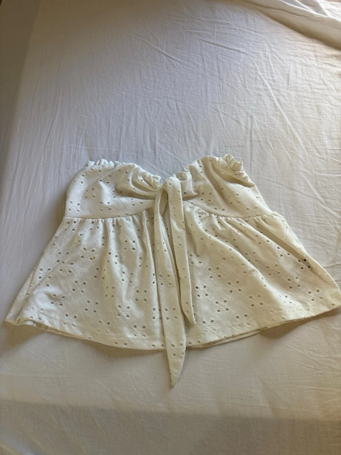 Vit broderad axelbandslös topp