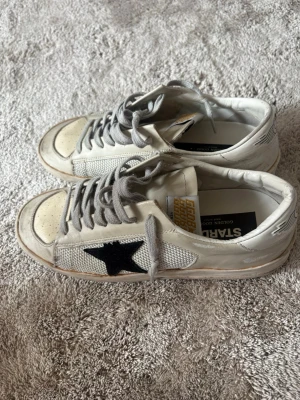 Golden goose stardan - Golden goose stardan i storlek 40. Toppen skick bortsett från att det är lite smutsiga men som lätt kan tvättas bort. Inga hål osv. 