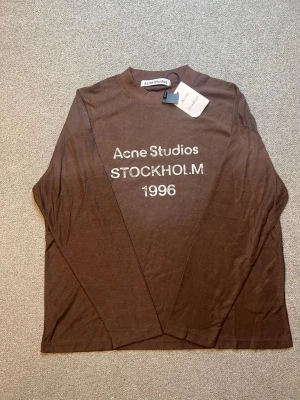  Acne Studios Sweater  - Säljer denna bruna Acne tröja i nytt skick! Storlek S men sitter S/M! OBS! Osäker på äktheten därav det låga priset! Köpt på Plick! (Lapparna sitter ej kvar men fortfarande samma skick! Pris går att diskutera vid snabb affär! Hör av dig vid minsta fundering! 