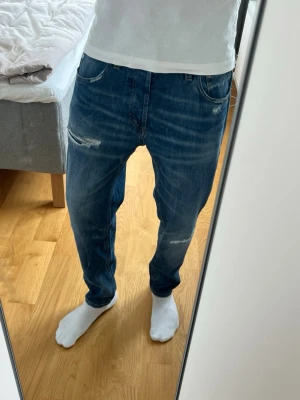 Dondup jeans - Ett par dondup jeans med slitningar i storlek W31. Mått: ca 38,5cm och 100cm. // skriv för frågor🙌🏼