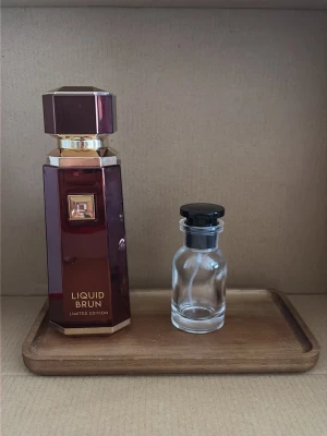 30 ml Liquid Brun extrait de parfym sample  - 30ml sample av Limited edition Liquid brun extrait de parfum, 2ml gratis sample ingår i köpet. Obs!! Fast pris 