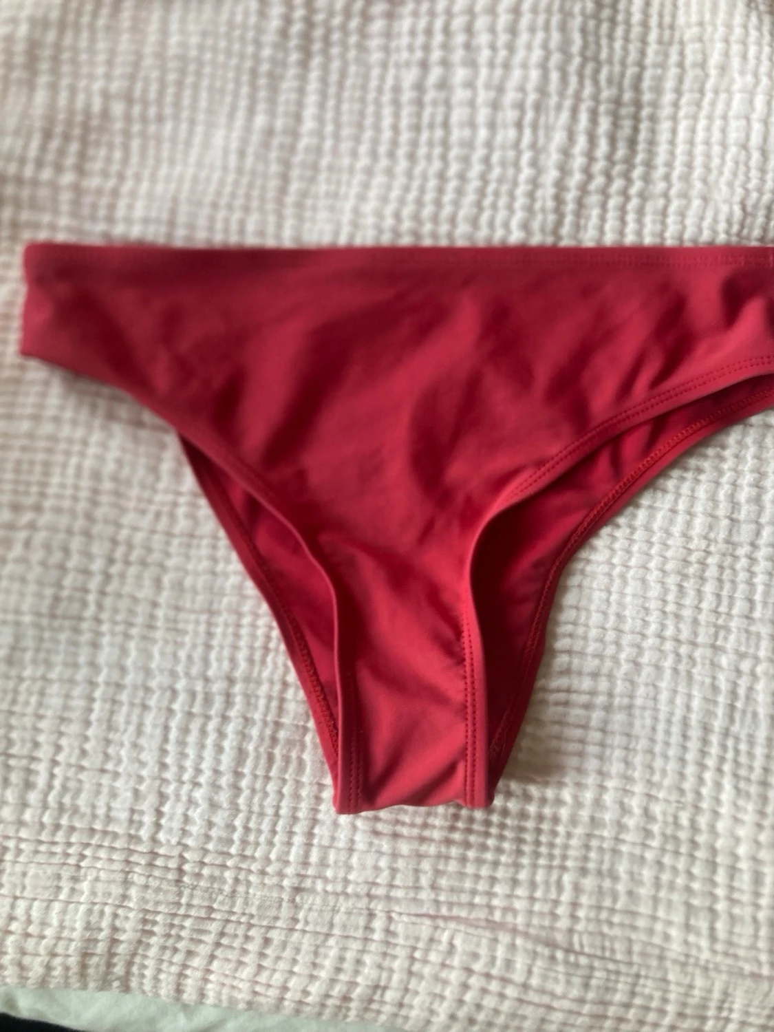 Röd bikini med sportig topp - 1