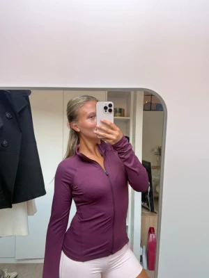 Lila träningsjacka  - Lila träningsjacka med figurnära passform i storlek M💜 använd en gång så i bra skick! 