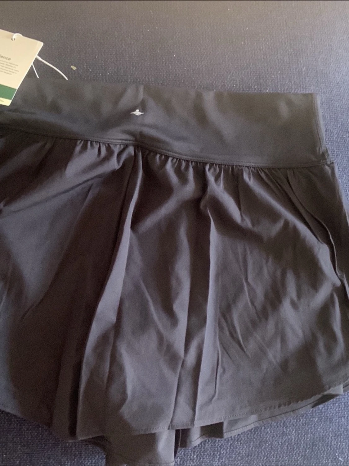 Svart sportig shorts med bred midja med inbyggda tights. - 1