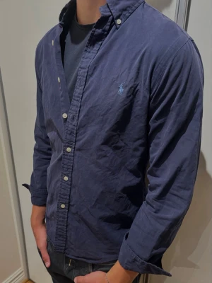 Ralph Lauren skjorta - Denna tvärfeta Raffeskjortan i storlek S | Modell: 183 | Nypris 2000+ mitt pris 499kr! Skriv vid info/bilder