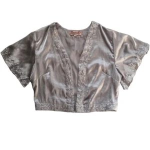 Vintage bolero, Indiska, hippie/ boho/ bohemisk/ bohemian/ 60tal/ 70tal/ cyber/ alt/ 2000s/ 2000tal - Snygg silverfärgad ”bolero” med detaljer på från Indiska!
