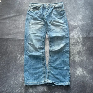 Crosshatch 2000-tals denimjeans för herrar i ljusblått, storlek W34 L34 - Snygg tvätt och bekväm passform!  Midja: 45 cm Benslut: 22 cm Lår: 33 cm Totallängd: 107 cm  Skickas inom ett dygn Spara på priset och frakten genom att sätta ihop ett paket  Mer information finns på min profil 14-288