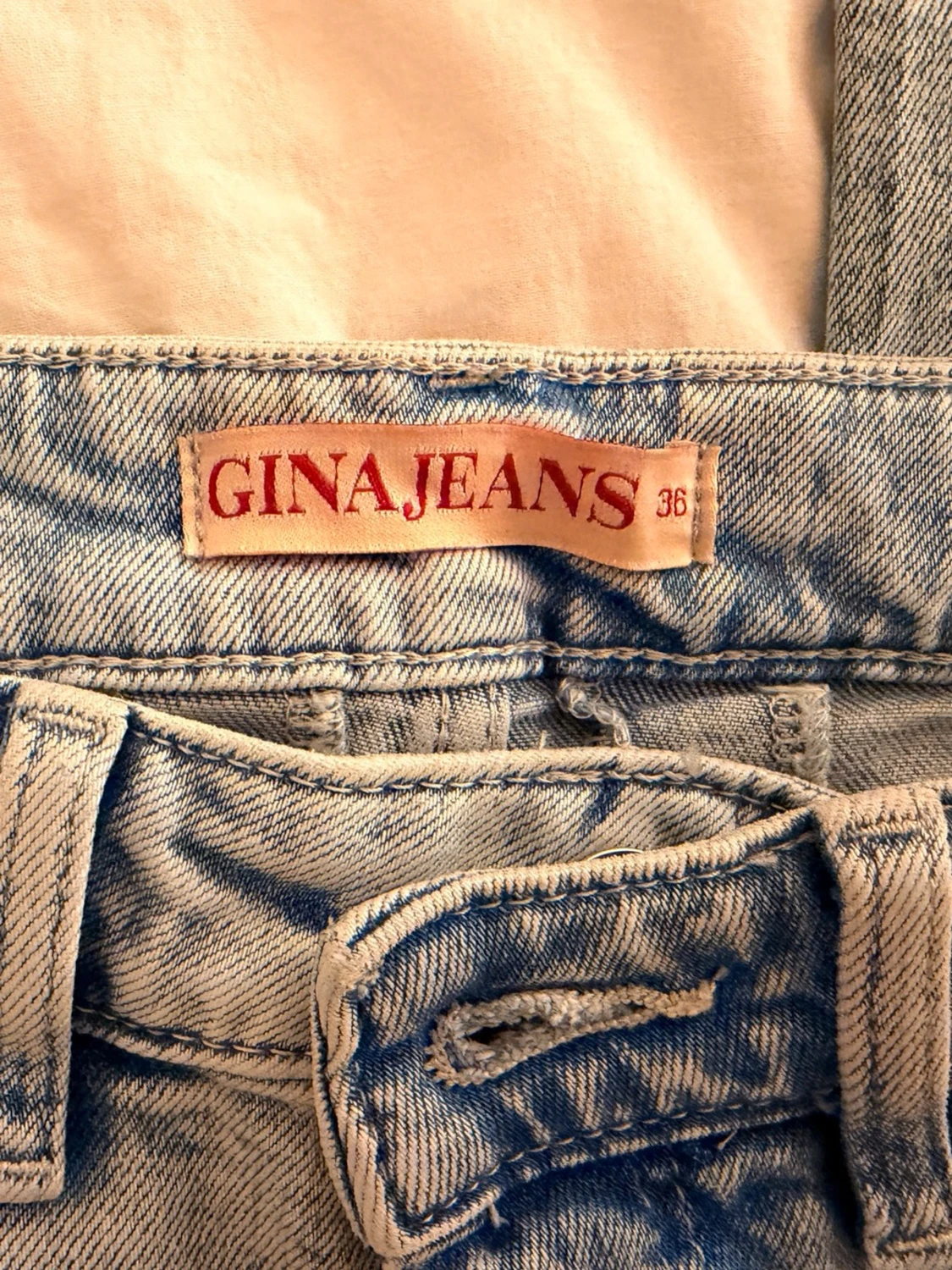 Ljusblåa raka jeans från Gina Jeans - 1