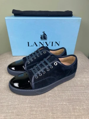 Lanvin skor - Hej, säljer nu dessa svin snygga Lanvin skor. Skorna är i grymt skick! Begränsat antal boxar och dustbag. Hör av dig vid frågor. 