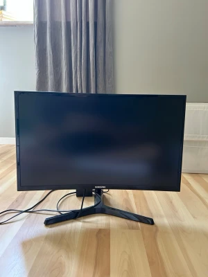Svart Samsung datorskärm böjd - Säljer en svart böjd datorskärm från Samsung med stilren design och stabilt stativ. Skärmen har tunna ramar och medföljande strömkabel. Perfekt för gaming eller arbete där du vill ha en bredare vy.