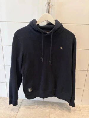 Morris hoodie - Morris hoodie i strl s, använd ett fåtal gånger då den är lite liten för mig, skriv vid frågor och funderingar 