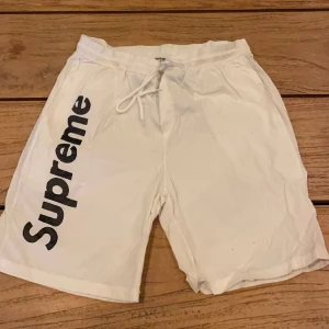 Supreme shorts - Säljer nu dessa tvär feta badbyxorna då jag inte använder de längre, använda 2 gånger ny kvalite! 