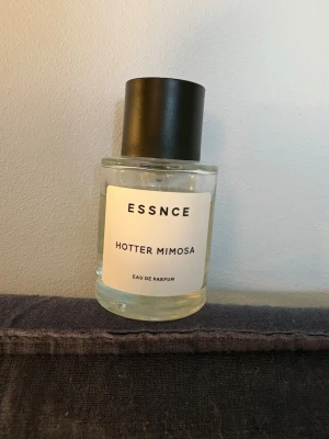 ESSNCE Hotter Mimosa Eau de Parfum - ESSNCE Hotter Mimosa med doftnoter av hallon, ros, vanilj, grönt äpple. Mängd enligt bild. 