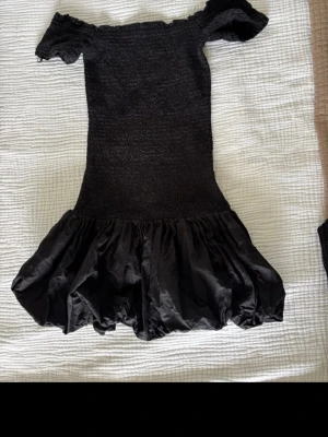 Hm off shoulder klänning - Använd fåtal gånger