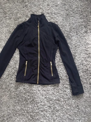 Lululemon  - Jättefin lululemon jacka passar m och s 