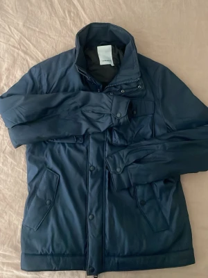 J.Lindeberg feild jacket - Fet mörkblå feild jacket från J.Lindeberg i storlek M. Säljs då den inte passar mig. Bara använd enstaka gånger och i nyskick. Pris kan diskuteras!
