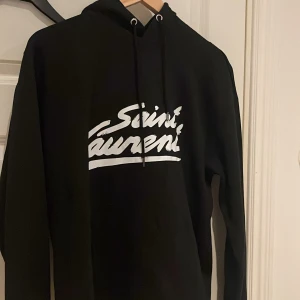 Saint Laurent hoodie  - Storlek S helt utan defekter. Ny pris runt 7000kr mitt pris 2000. Priset är inte hugget i sten.  Inget äktahets bevis därför den är så billig.
