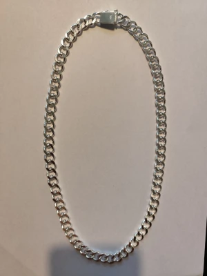 MASSIV SILVERKEDJA PANSAR 55 CM LÅNG OCH 10 MM BRED 925 STERLING SILVER - Säljer lite gott & blandat från min smyckessamling från årens lopp, för andra ting i livet:-)  - Vacker tidlös manlig kedja / länk. Som kan ges bort som en omtänksam gåva eller present, födelsedagspresent, dop eller till någon du älskar eller håller kär i livet. Eller unna dig själv bara dig SJÄLV.  MER INFO:   PANSAR SILVERKEDJA / HALSBAND MASSIVT  Sterling silver 925.   Längd inklusive kistlås: ca 55 cm.   Bred: ca 10 mm.   Vikt: ca 67 gram.