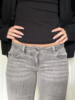 Gråa lowwaist jeans  - Gråa utsvängda jeans från Subdued. Jätte snygg passform och stretchiga, men töjer sig inte. Storlek 38 men uppskattas som 36💗(ps säljer även likadana jeans i svart)
