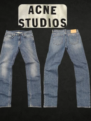 Acne Studios North Mid Blue W31/L32 - ❌ Passformsbilder skickas ej. Se mått!Snygga blå jeans från Acne Studios med rak passform och klassisk femficksdesign. Jeansen har en ljus tvätt med subtila slitningar och är tillverkade i denim. Perfekta för en avslappnad och trendig look.💬 Prisförslag välkomnas. 🚫 Rökfritt & djurfritt hem. 📦 Skickas inom 24 timmar. 😱 Smutsfläckar kan förekomma.
